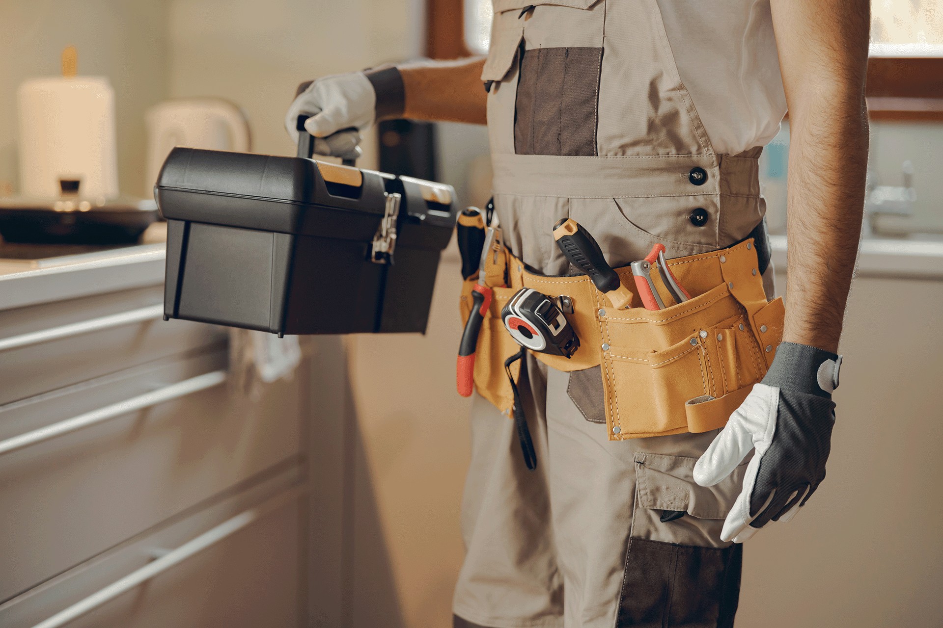 servicios técnicos-handyman con herramientas para realizar reparaciones en los hogares.